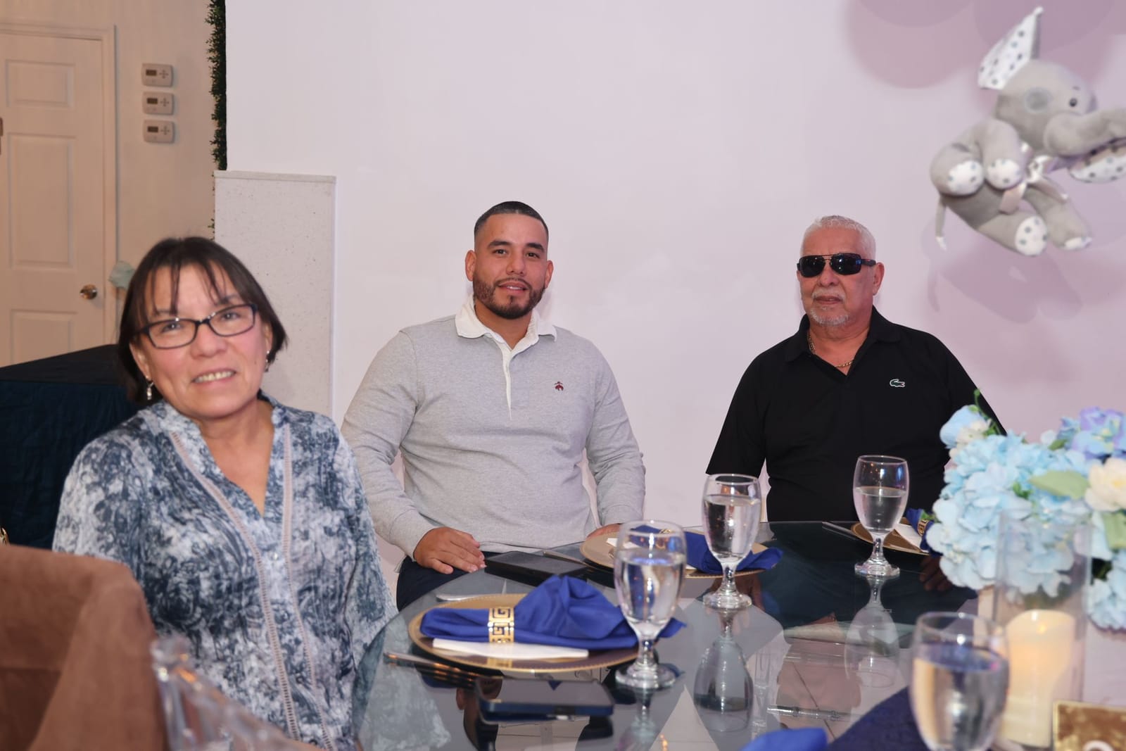 Abuelos y familia sentados a la mesa en un baby shower en Diamond