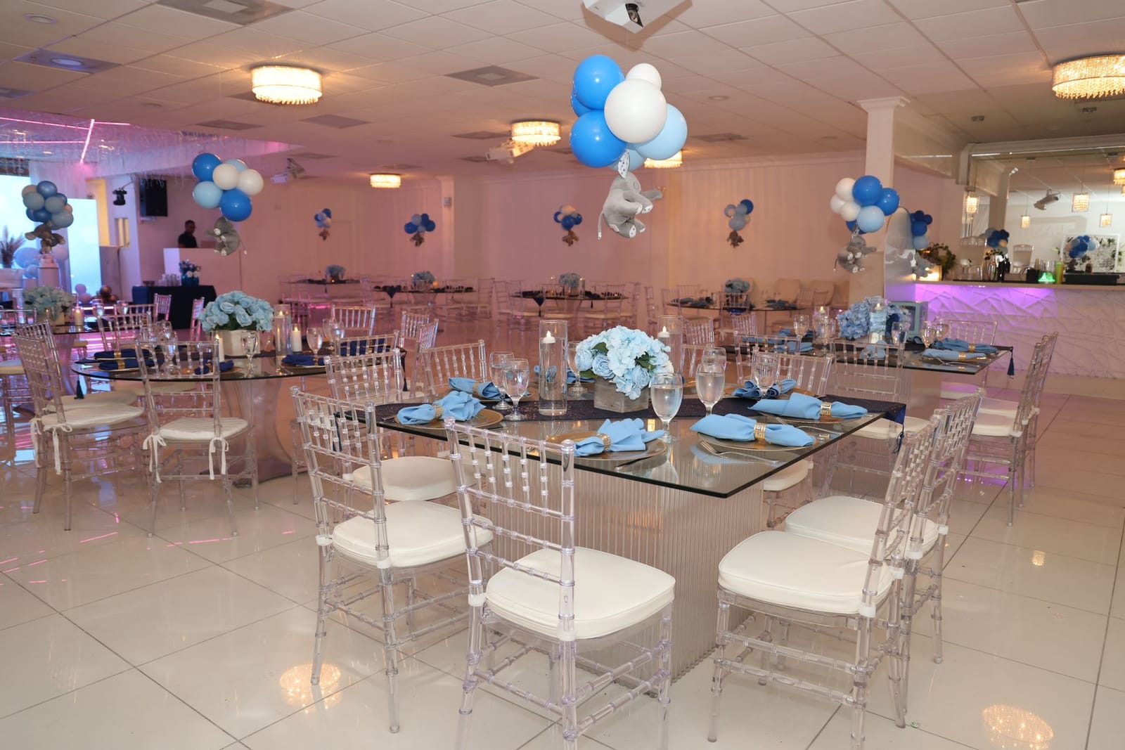Baby shower real en Diamond con mesas en azul y globos