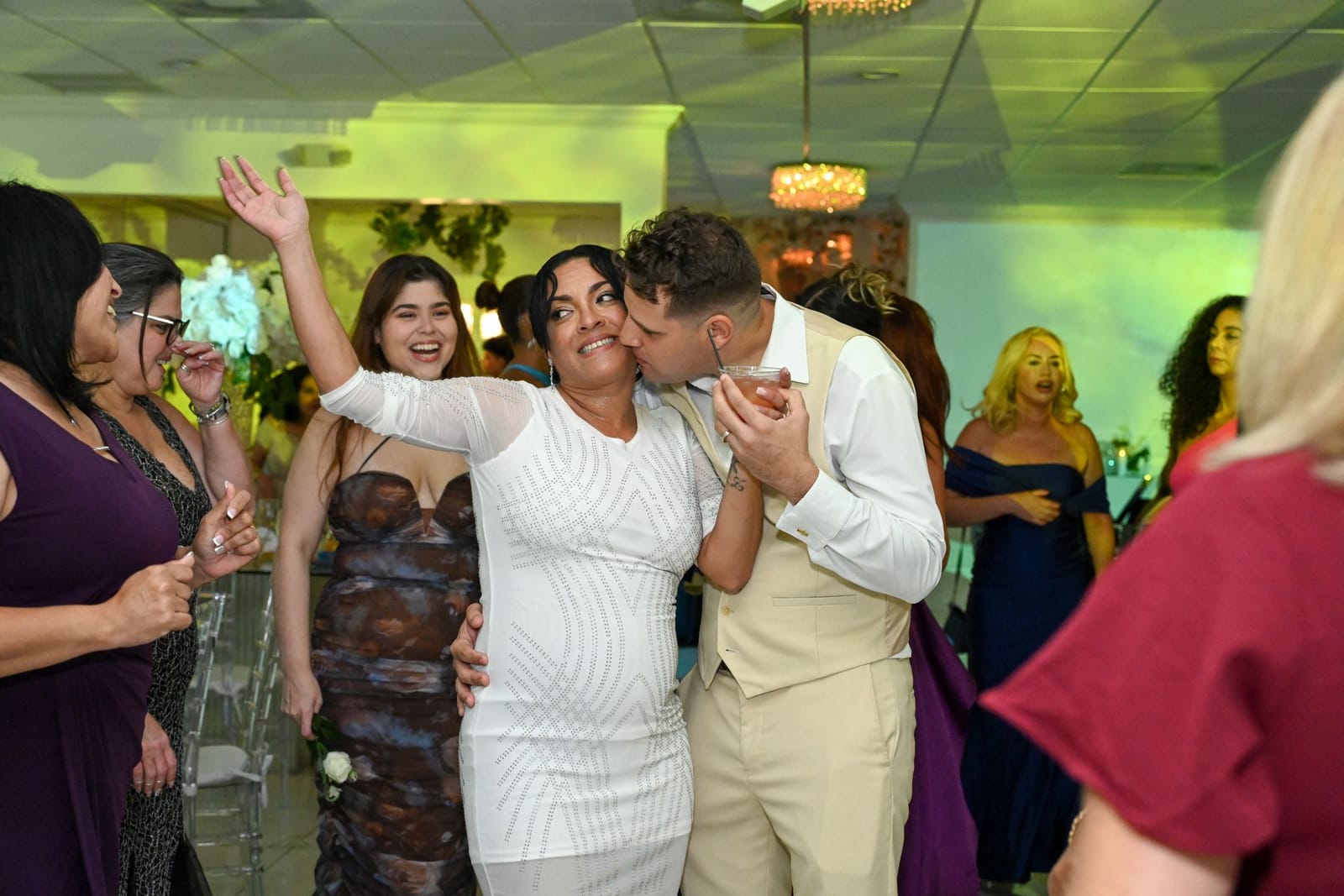 Novios celebrando en la pista con sus invitados