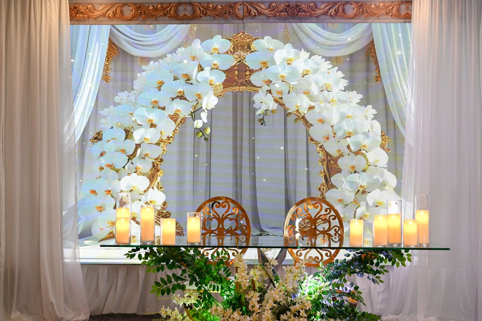 Mesa de novios con arco de orquídeas