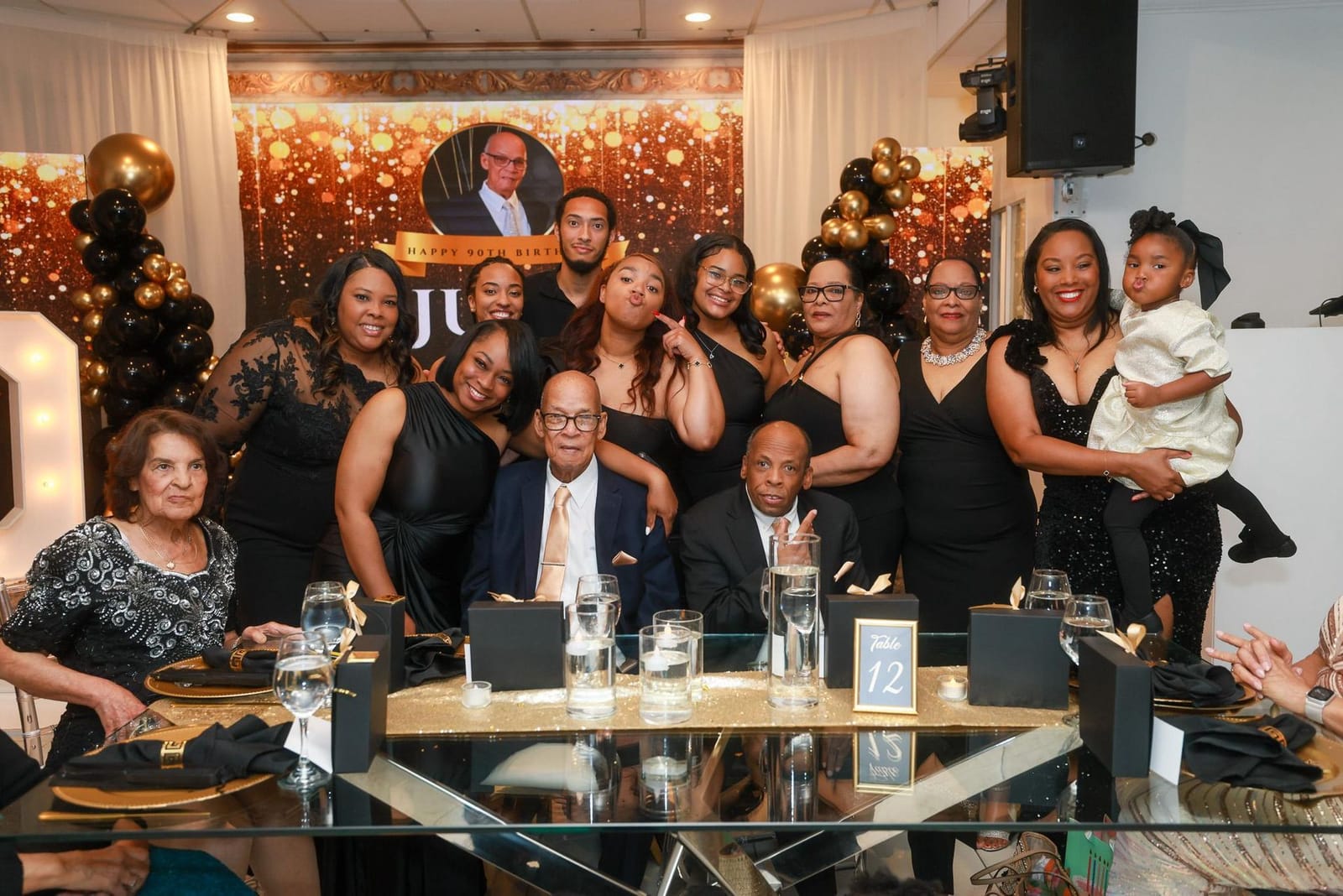 Familia celebrando un cumpleaños de 90 años en Diamond