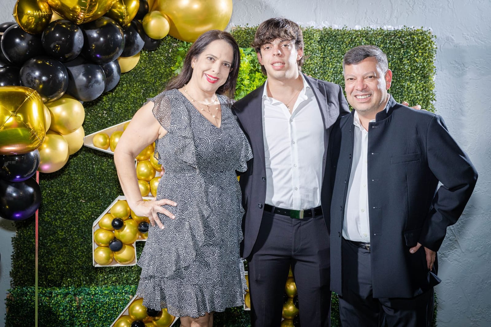 Familias celebrando graduaciones en Diamond Venue Doral