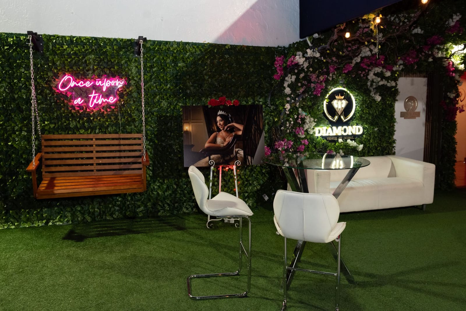 Lounge con muro verde y logo de Diamond