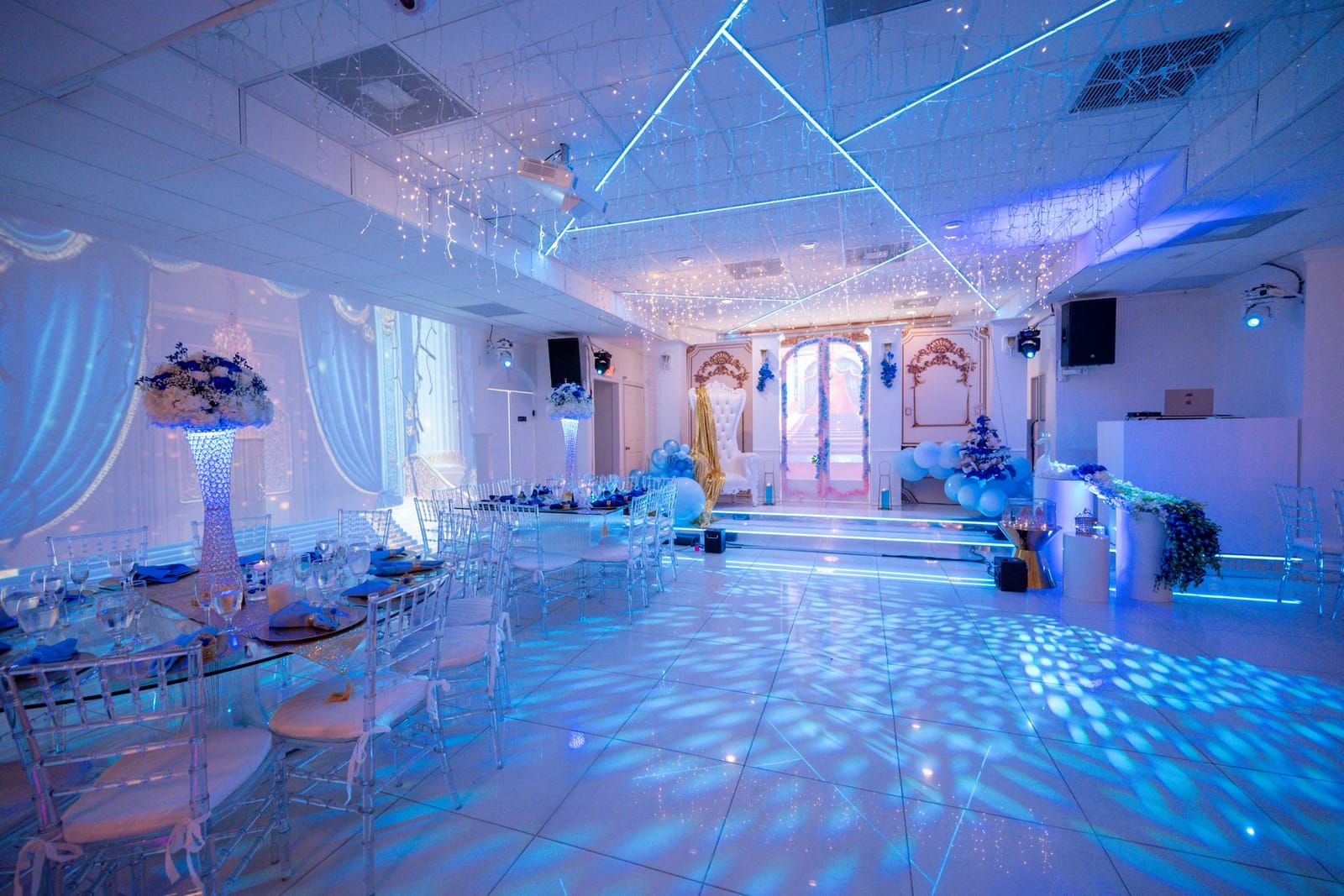 Salón con luces azules y escenario de palacio