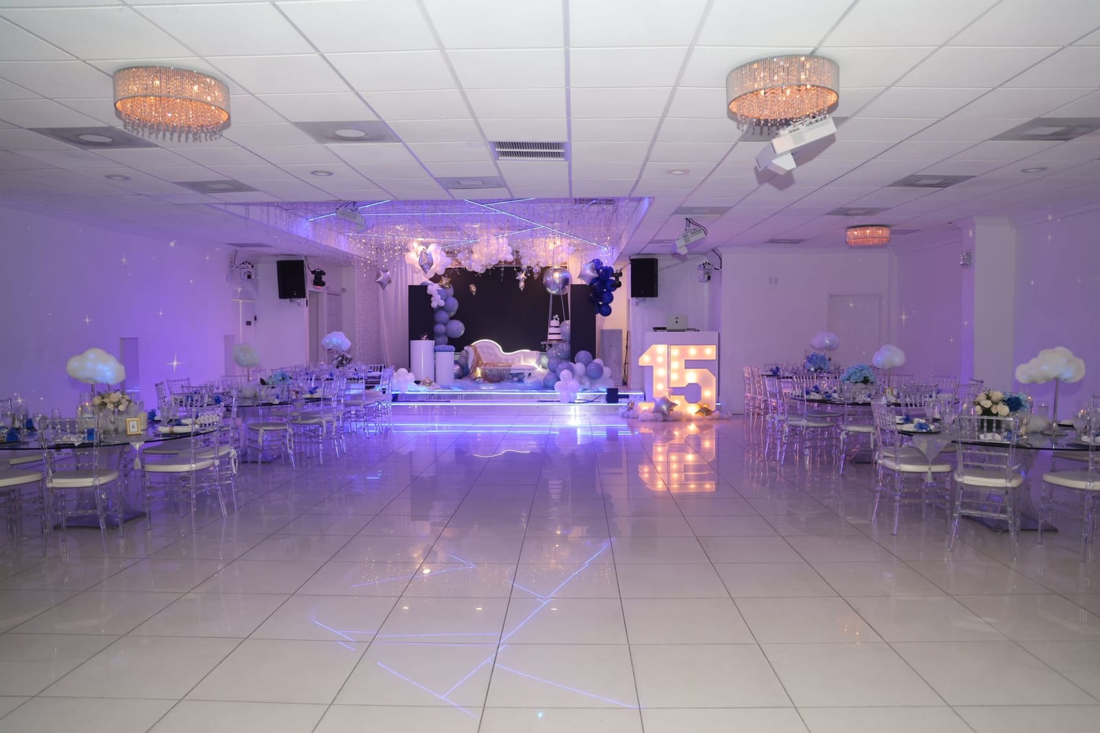 Escenario iluminado en lila