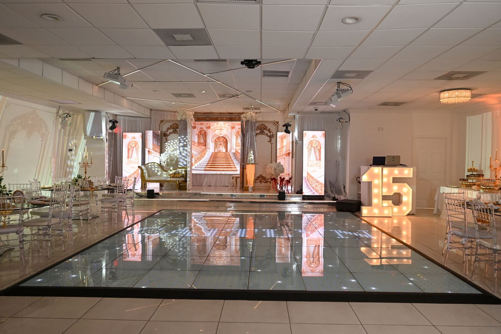 Salón de Diamond con pista LED y escenario proyectado