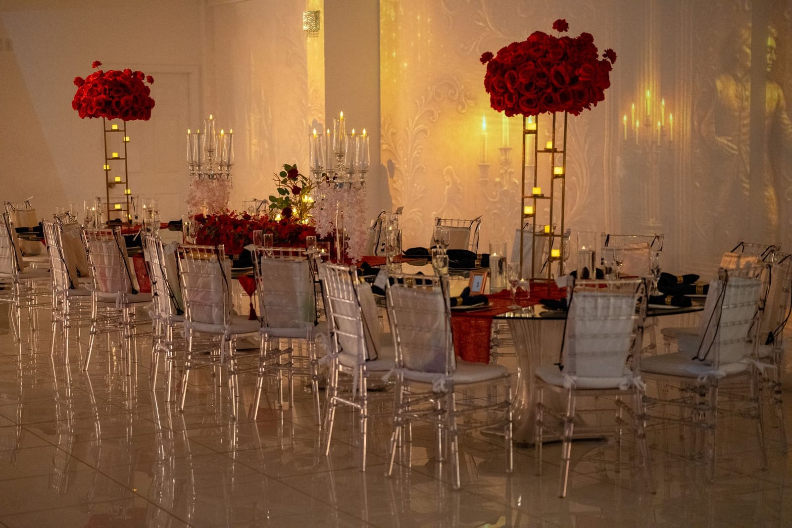 Montaje con centros de rosas rojas