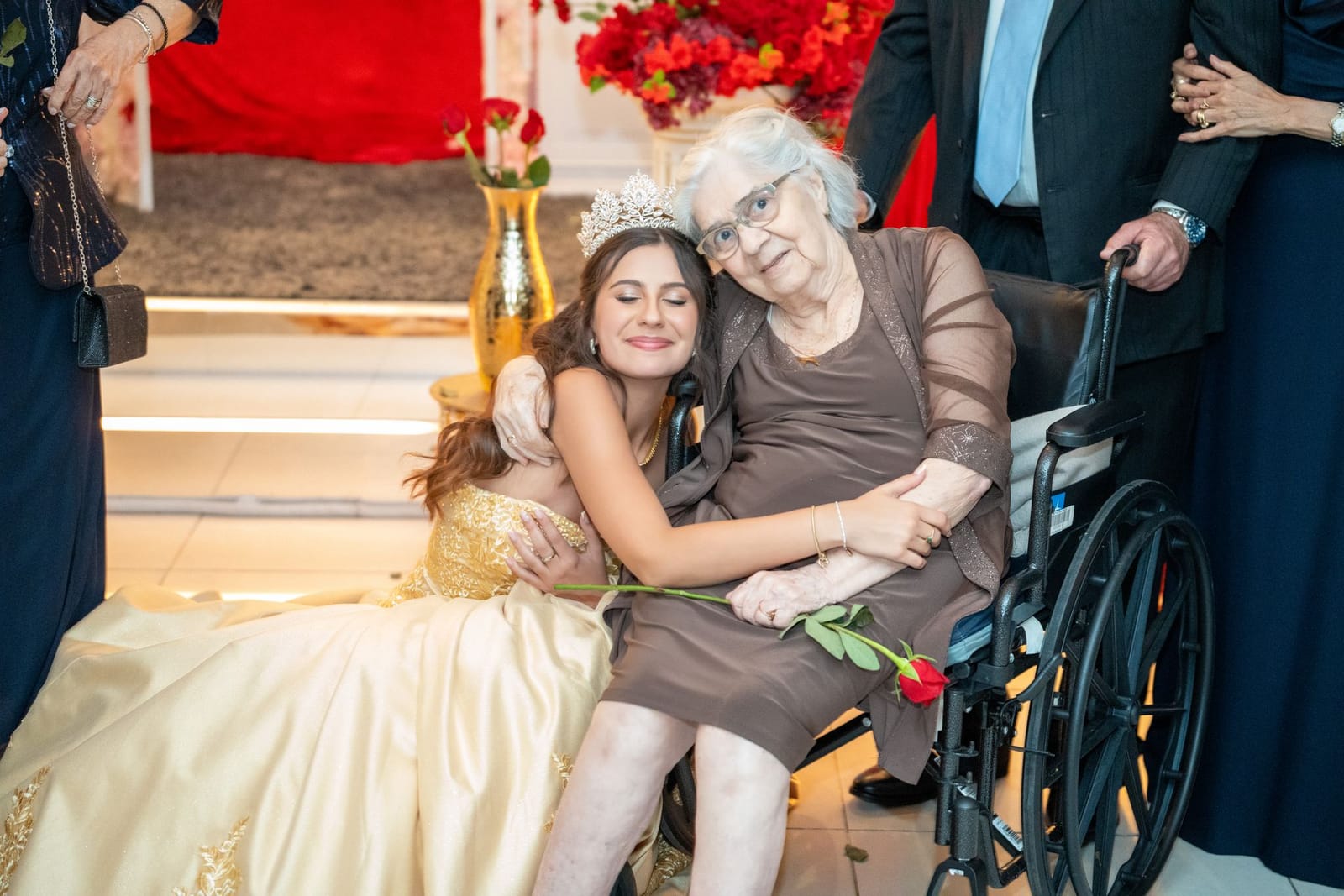 Quinceañera abrazando a su abuela