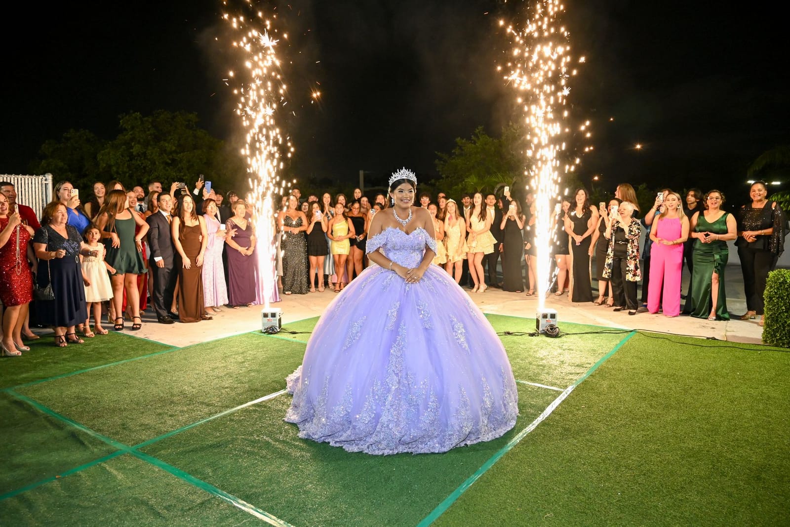 Quinceañera con bengalas frías en la terraza