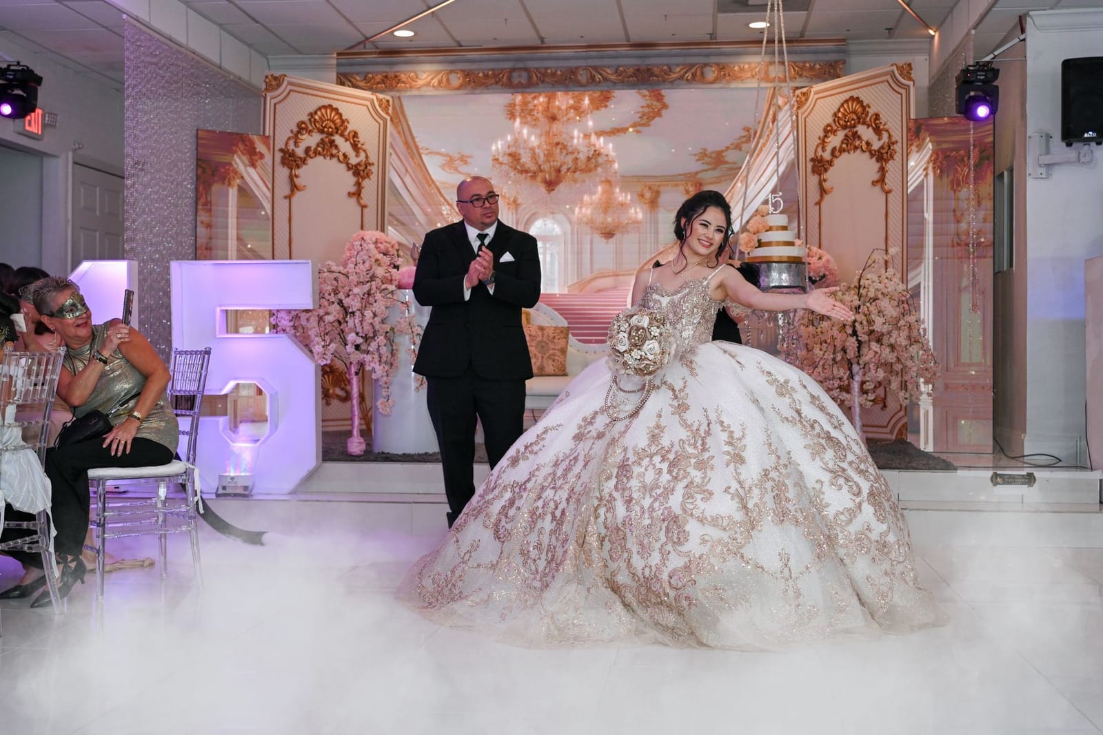 Entrada de la quinceañera con humo bajo