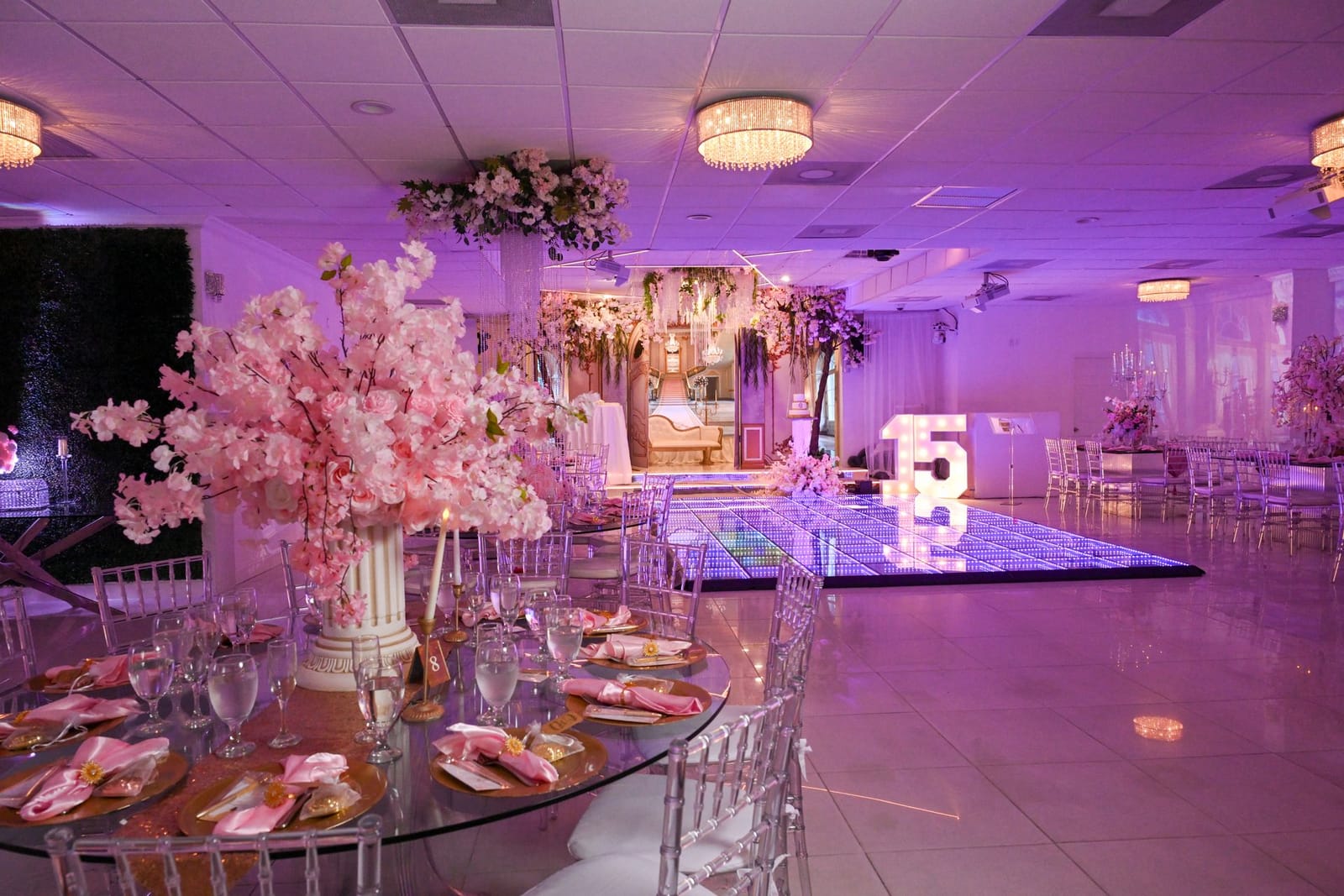 Salón de Diamond montado para una quinceañera en tonos rosa