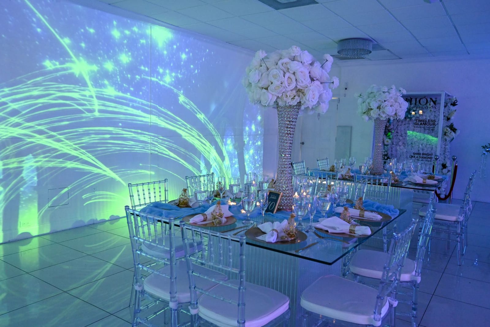 Salón con luces de neón proyectadas en paredes y techo
