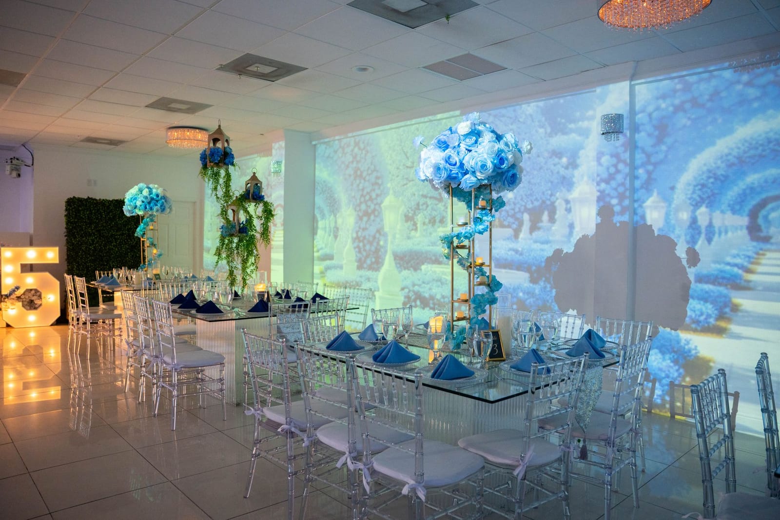 Salón con un cielo de nubes proyectado