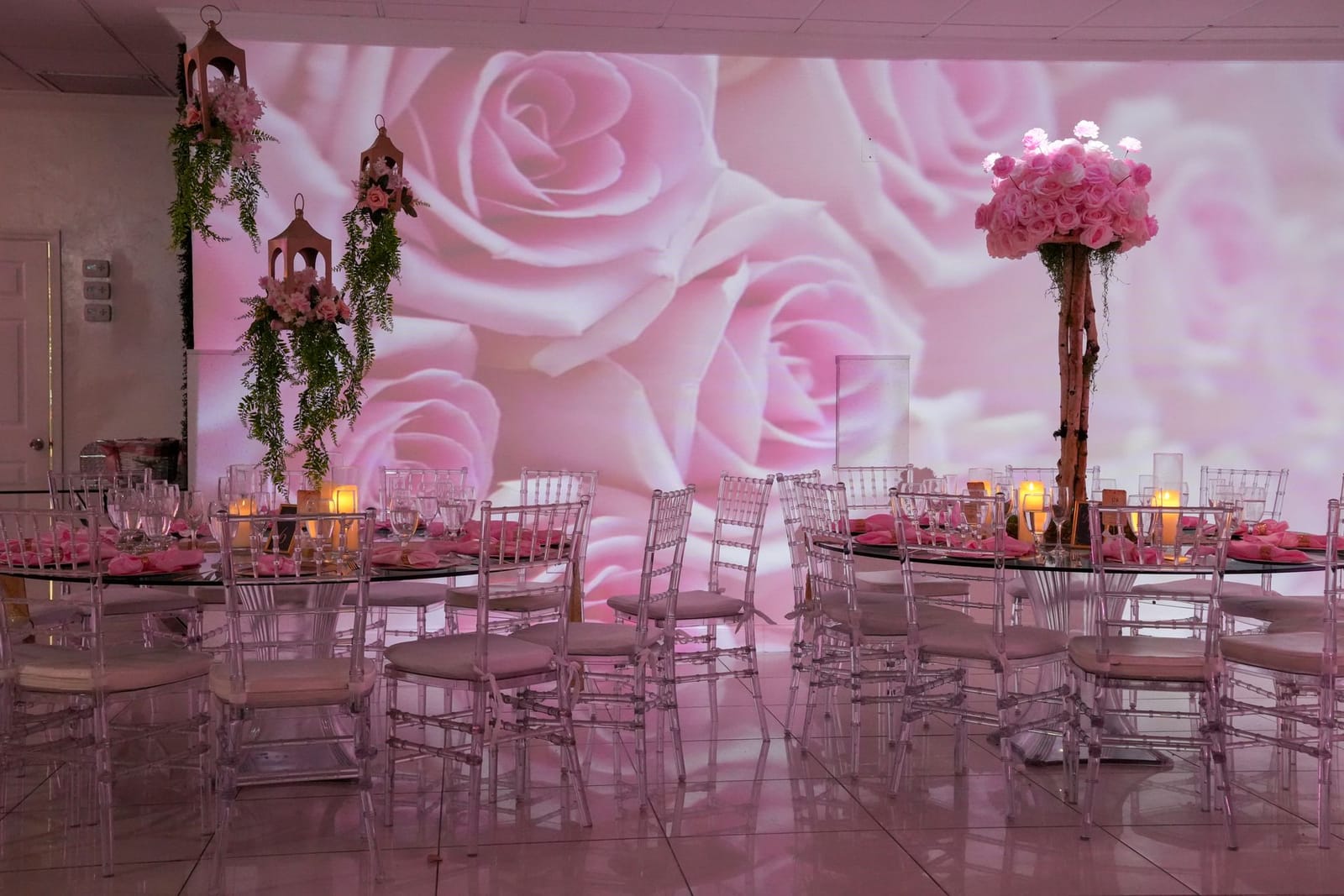 Salón con rosas gigantes proyectadas en las paredes